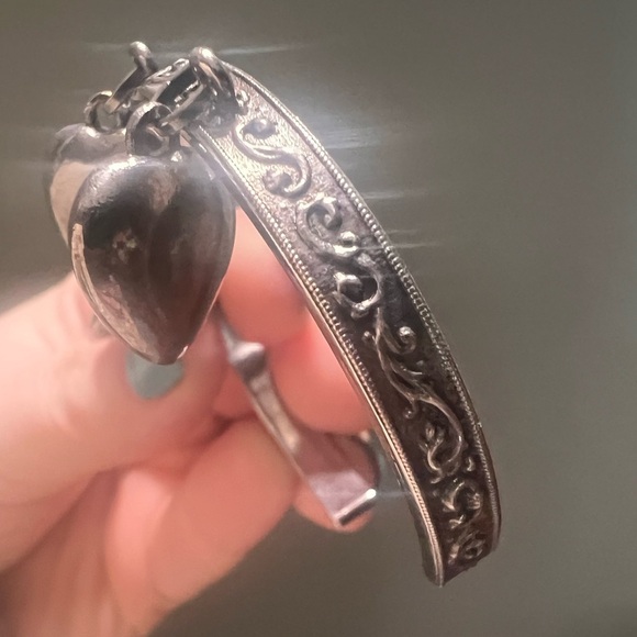 YSL Saint Laurent NWOT women’s silver bracelet with hearts cuff adjustable - Picture 4 of 6